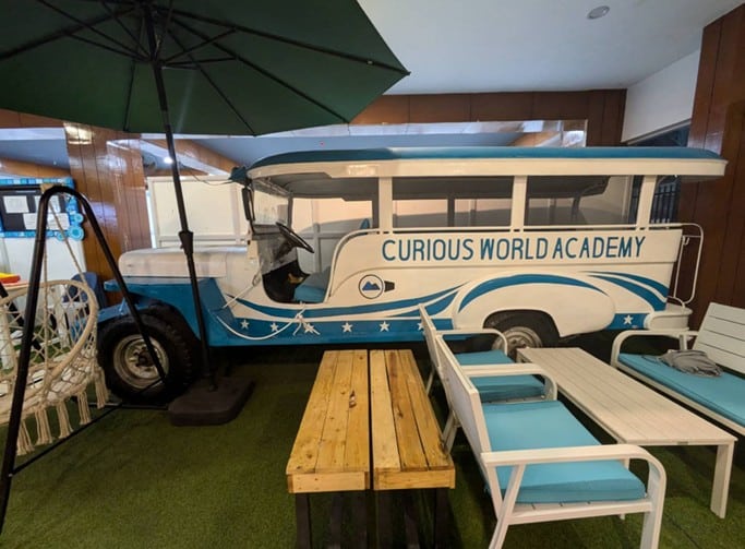 學校一樓的吉普尼