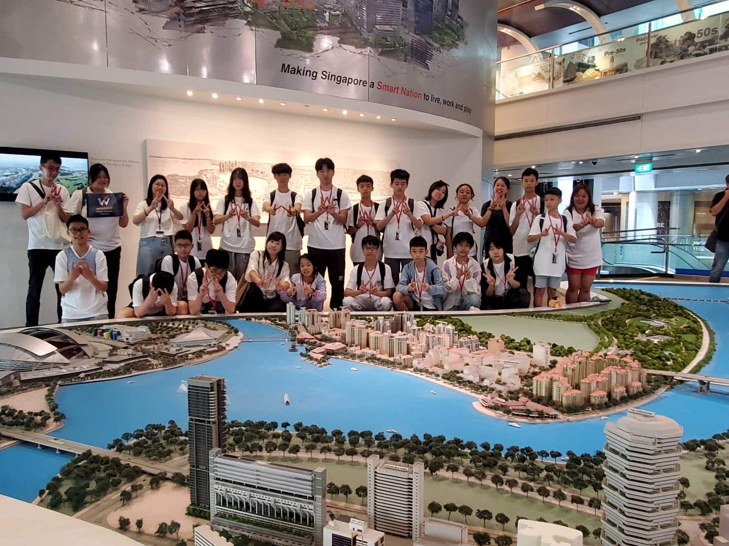 學生在新加坡城市模型前合照