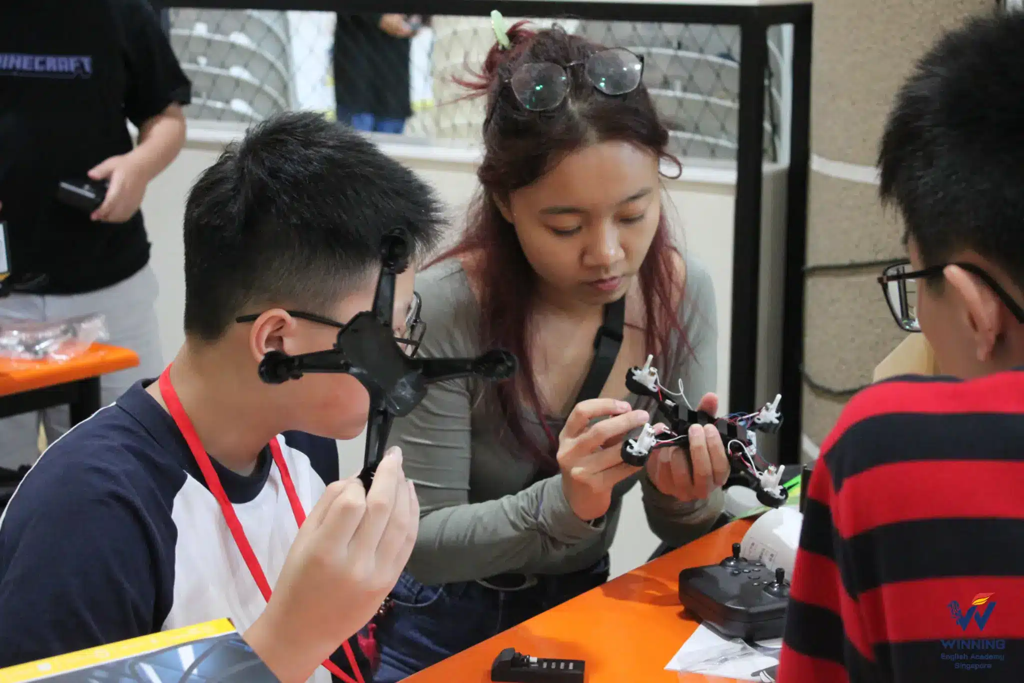 學生操作無人機