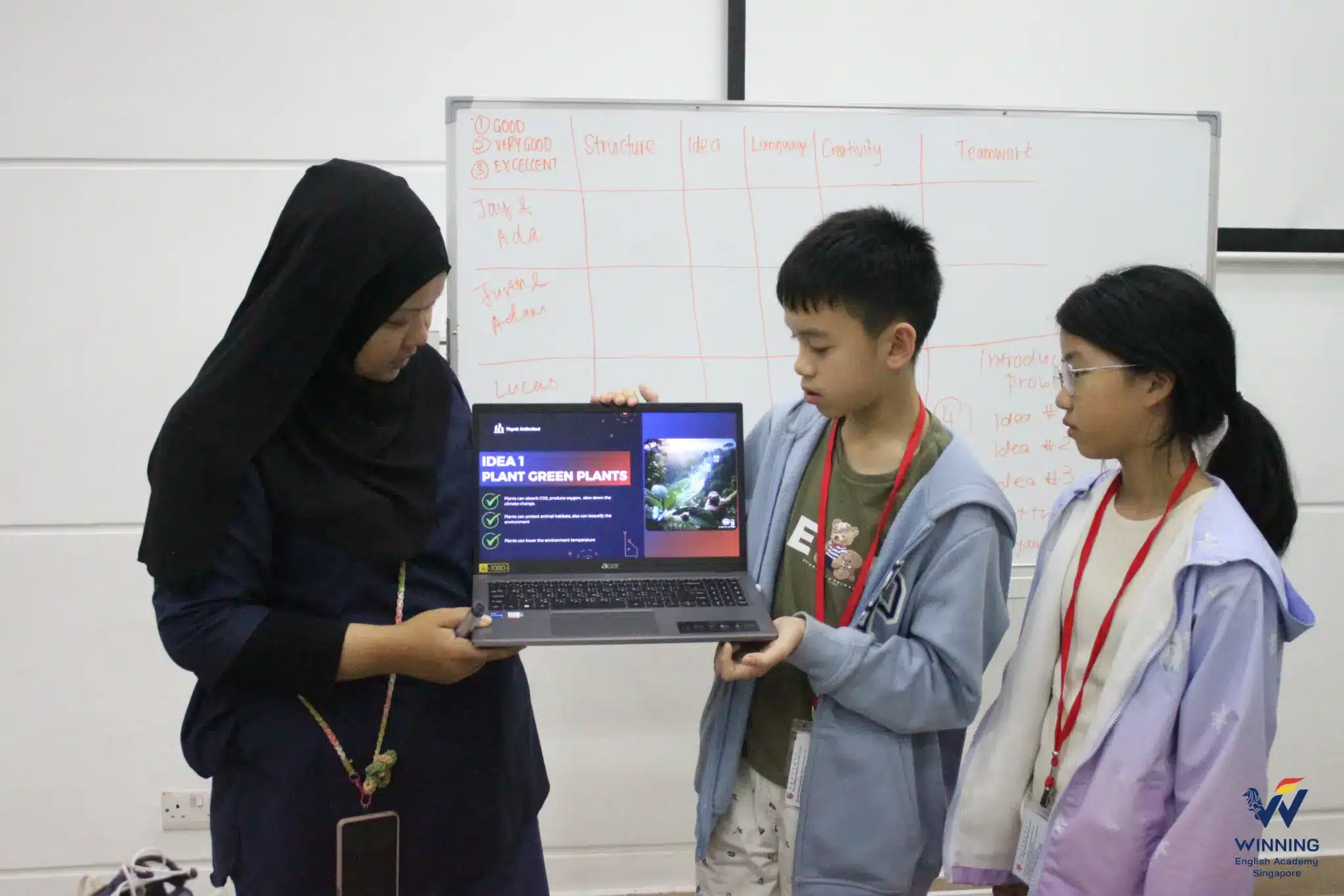 學生進行綠色植物專題報告