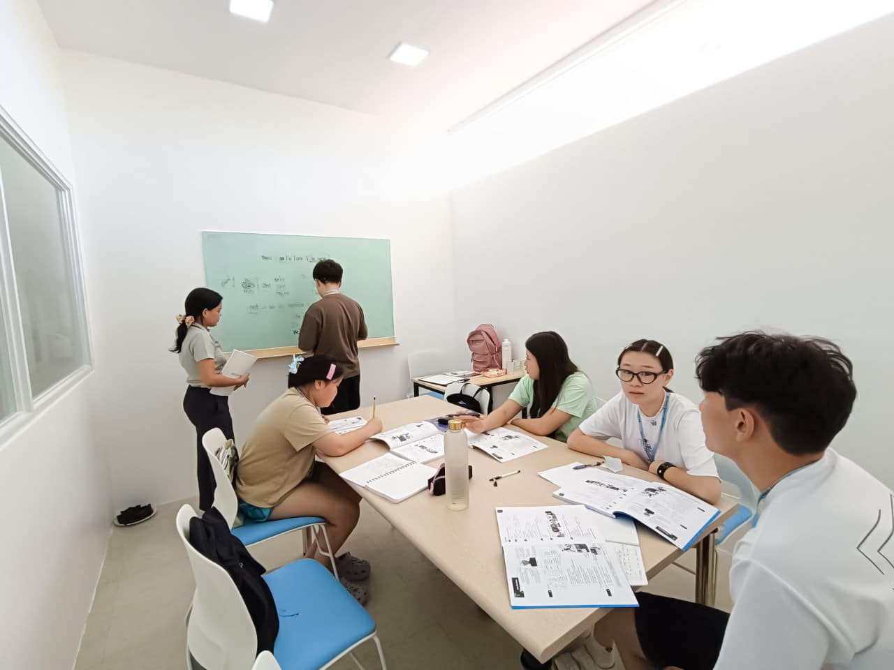 EV 語言學校團體課程 - 小班制教學，師生互動充分