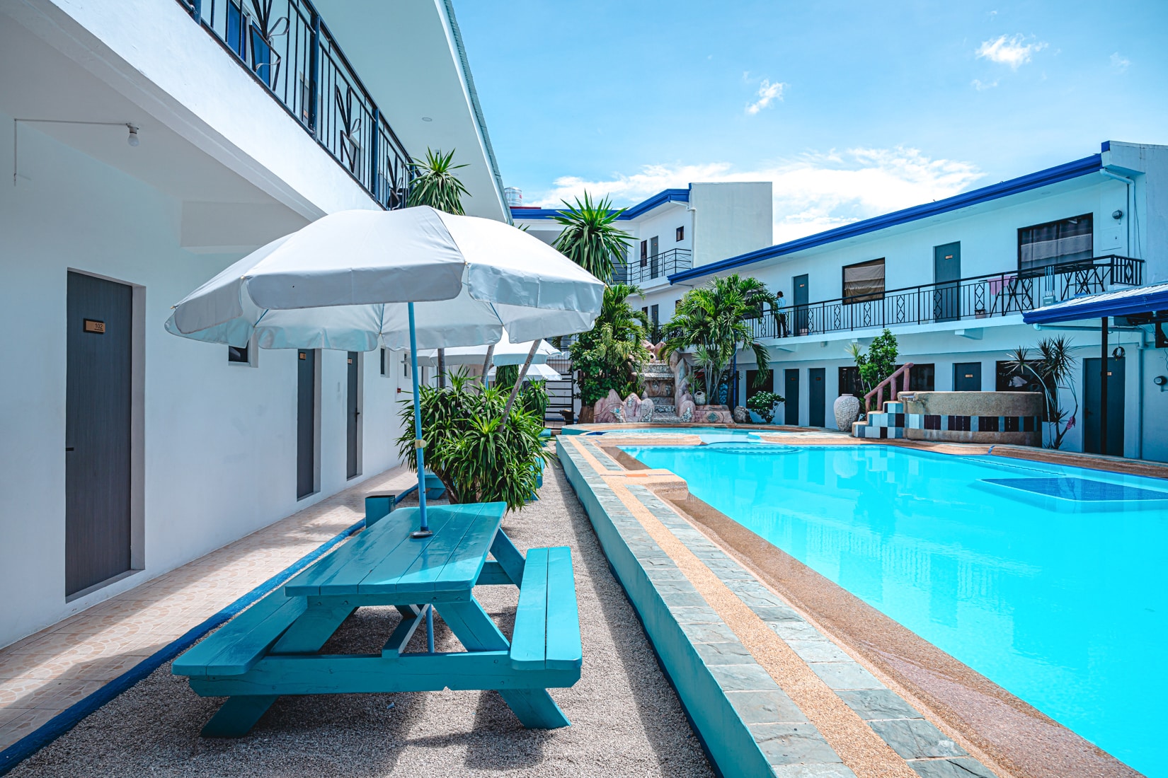 MIR 飯店游泳池區域