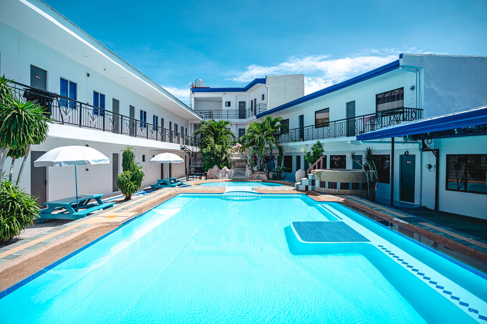 MIR 飯店泳池全景