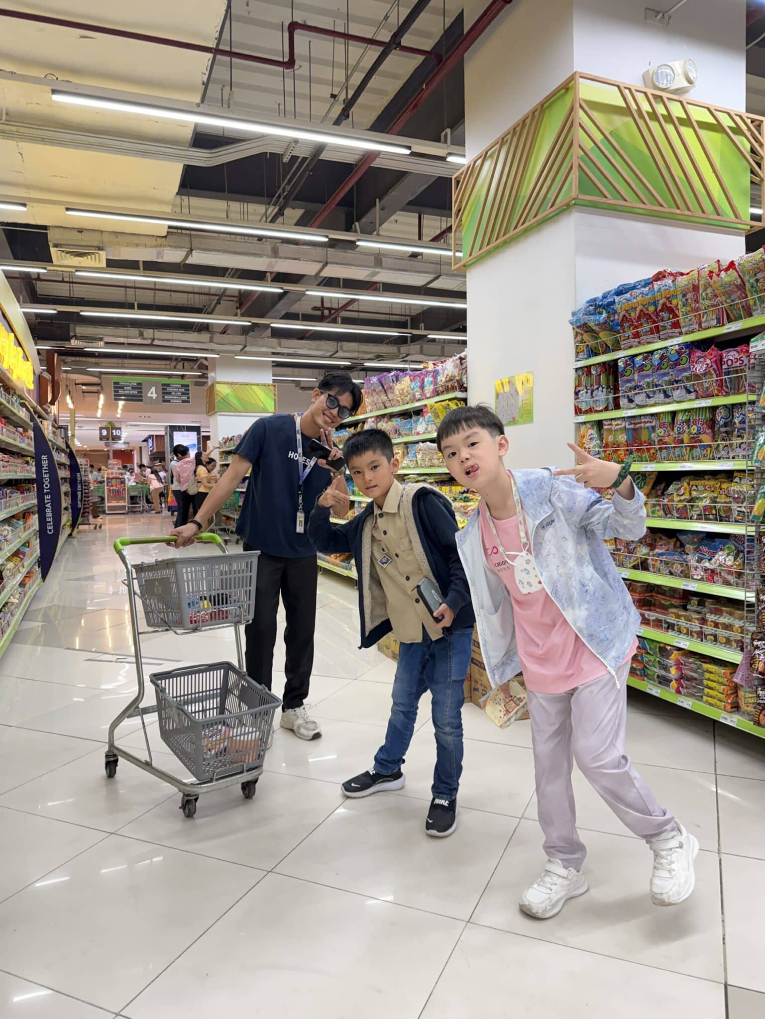 遊學團在超市零食區進行英文採買任務