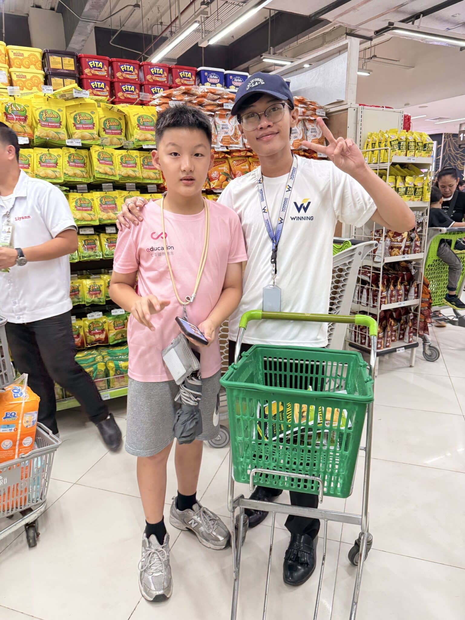 超市芒果乾與當地零食區的英文情境學習