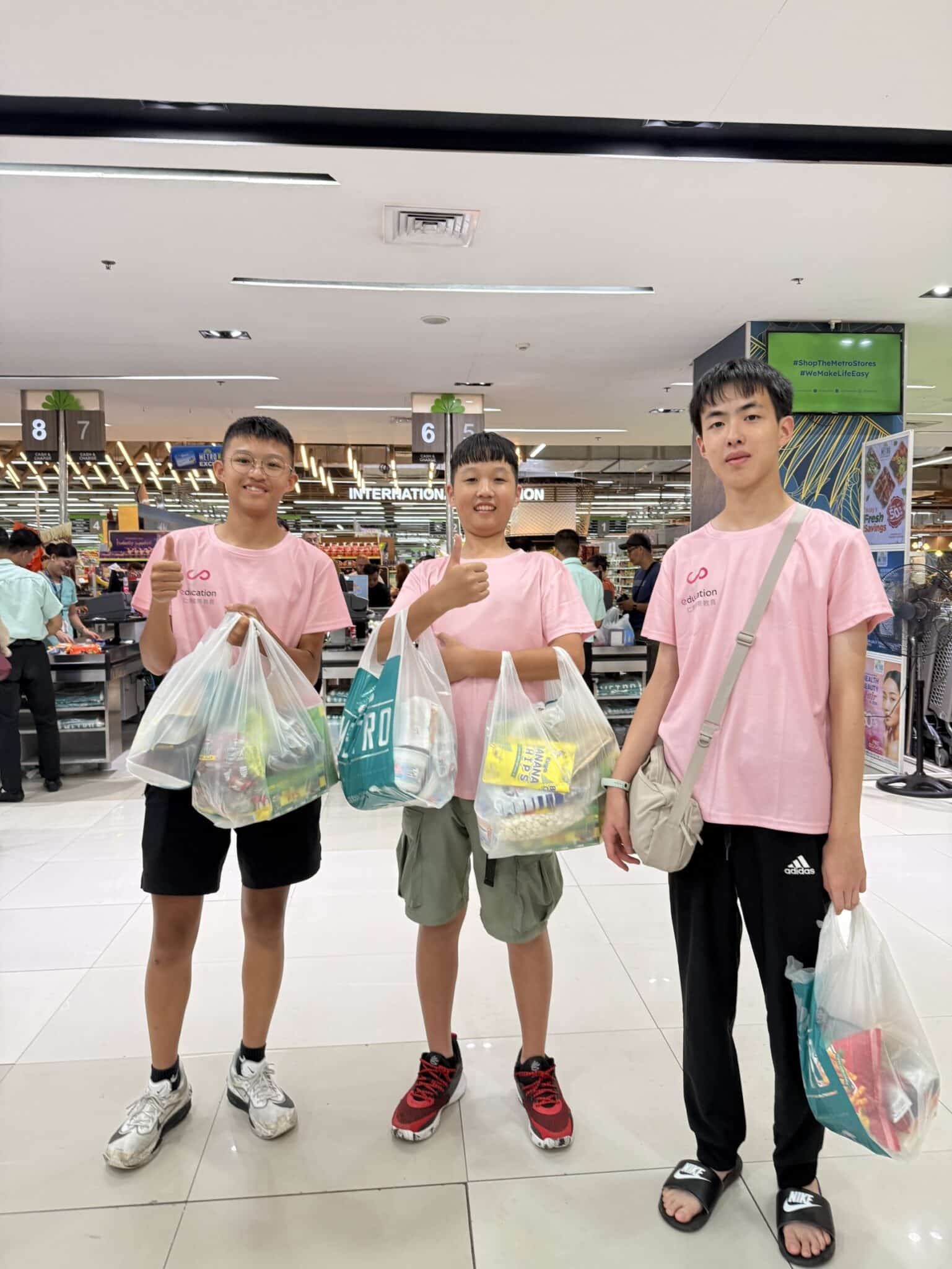 超市結帳區提著採買零食戰利品的畫面