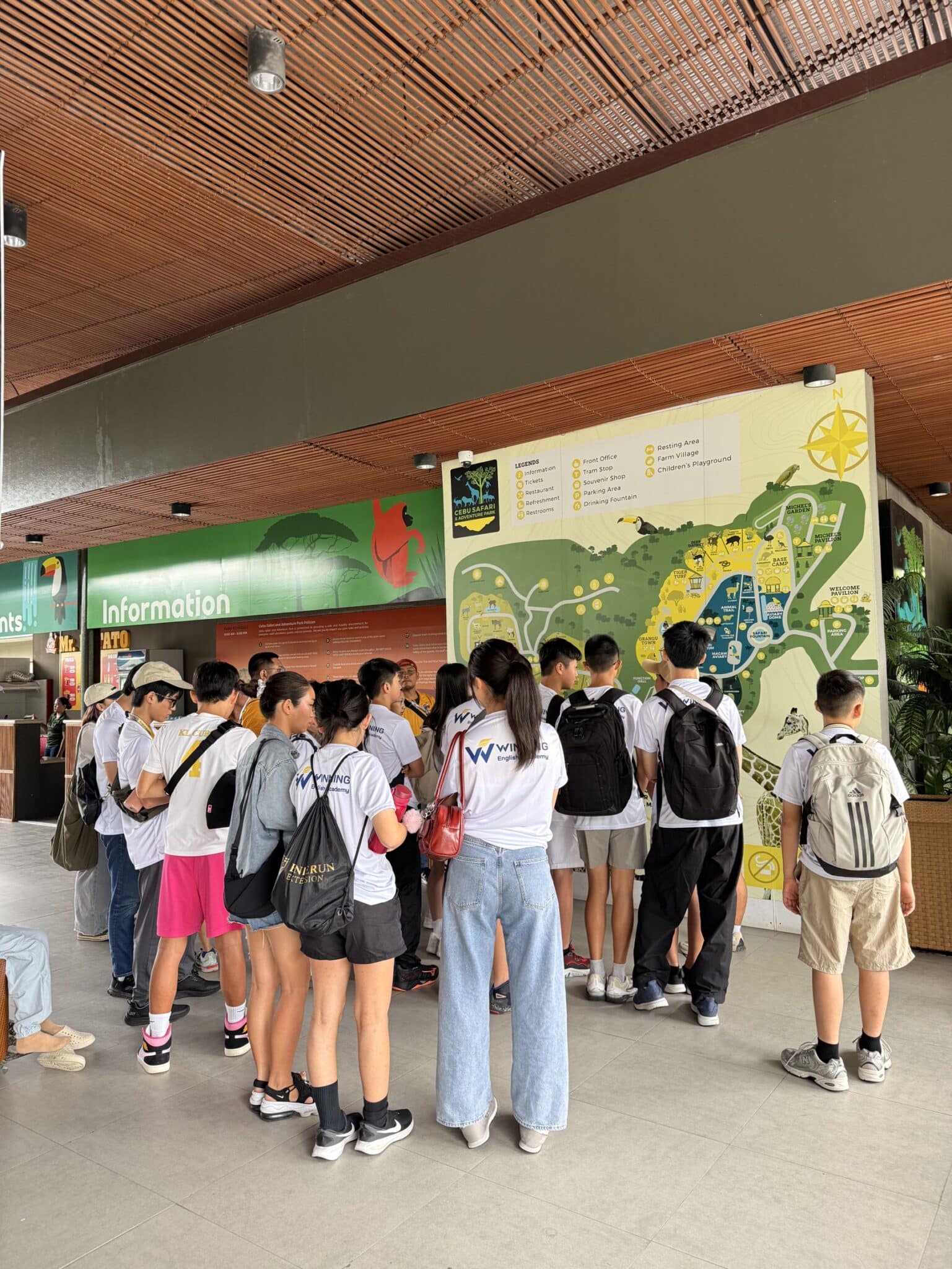 小朋友們聚在動物園地圖前一起研究參觀路線