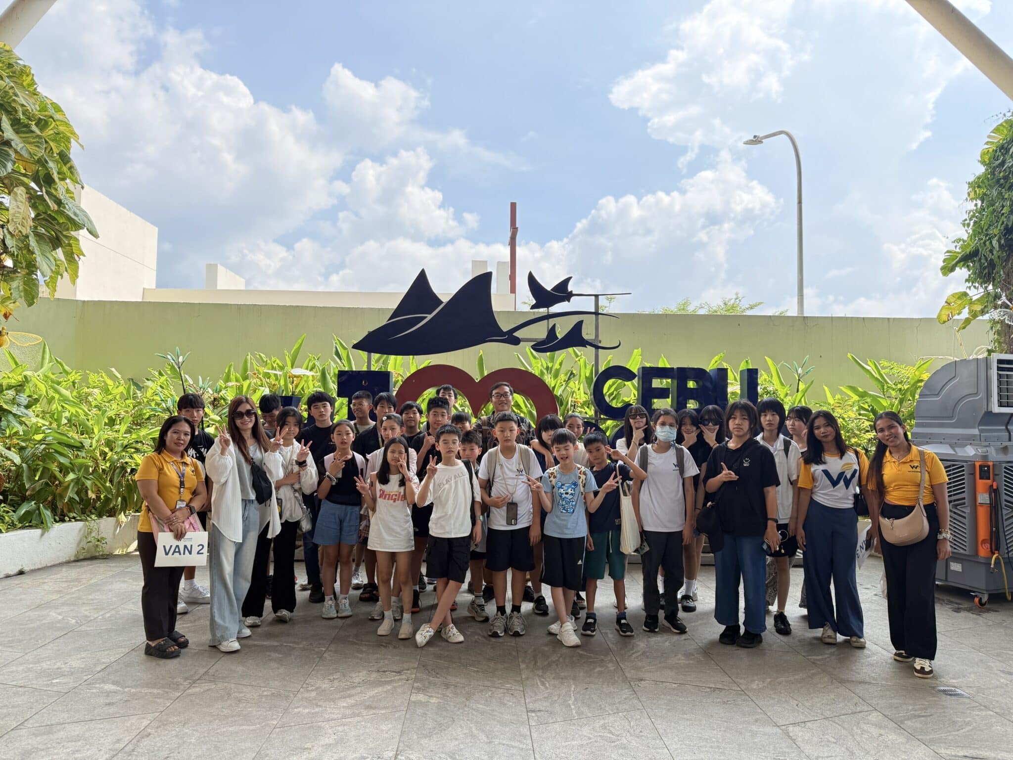 學生們在宿霧景點的 I ♥ CEBU 地標前開心合影